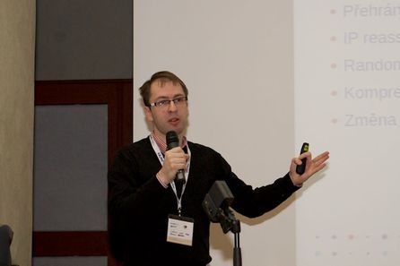 Tomáš Hlaváček a jeho přednáška o útocích na DNS cache