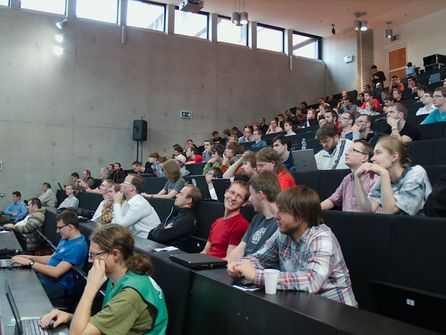 Účastníci LinuxDays sledují přednášku