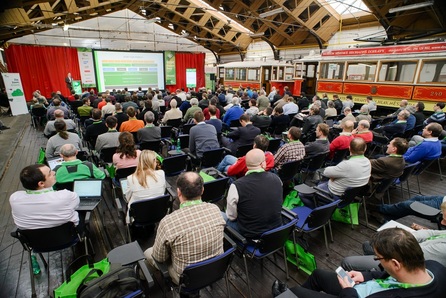 Účastníci SUSE Expert Days sledují přednášku (foto © SUSE)