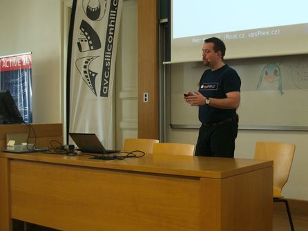 Petr Krčmář při přednášce o distribuci Alpine Linux