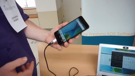 Jonathan Riddell ukazuje Plasma Mobile (zdroj: video z Akademy 2017)