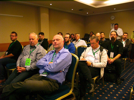 Účastníci konference sledují přednášku o nasazení technologie Ceph