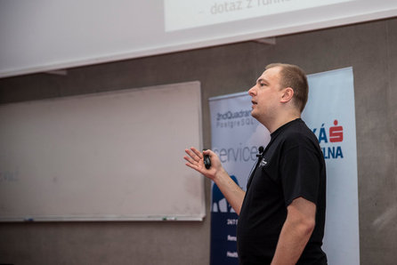 Tomáš Vondra hovoří na P2D2 2017 o paralelizaci dotazů v PostgreSQL (foto: Martin Swiech)