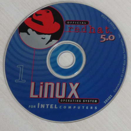 Instalační disk distribuce Red Hat Linux 5.0 (foto Marc Mongenet, CC BY-SA + GPL)