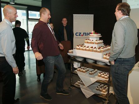 Ondřej Filip (uprostřed) a Jaromír Talíř (vpravo) se chystají sfouknout svíčky na dortu, vlevo přihlíží Zdeněk Brůna
