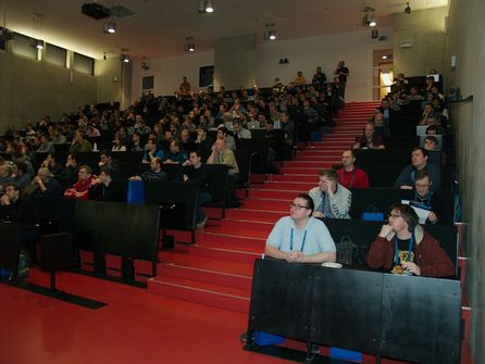 Účastníci konference P2D2 sledují přednášku