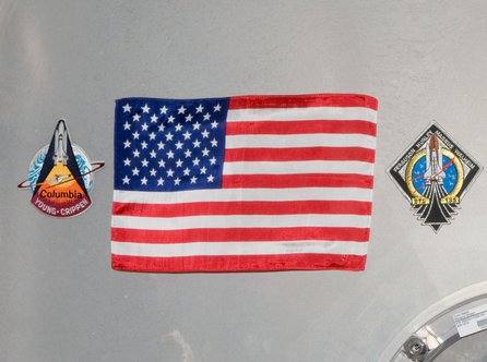 Americká vlajka na přechodových dveřích modulu Harmony, zanechaná posádkou mise STS-135 (wikipedia.org)