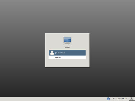 Přihlašovací obrazovka Ubuntu Studia nevypadá při instalaci základního systému moc vábně