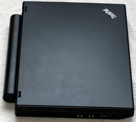 Zavřený ThinkPad X100e zleva