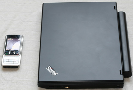 ThinkPad X100e při srovnání s mobilem