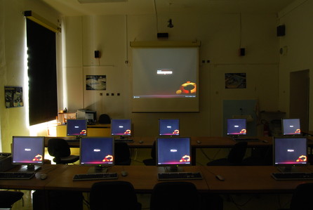 Na počítačích i na promítacím plátně čekají přihlašovací obrazovky Ubuntu
