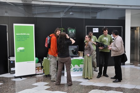 Jediné openSUSE mělo stánek naproti osttaním, takže měli soukromí a prostor