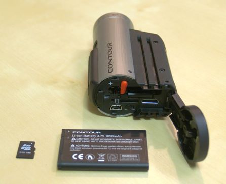 Zadní strana kamery s vyjmutou baterií a paměťovou kartou