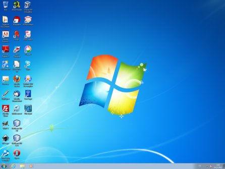 Výchozí podoba pracovní plochy Windows 7 (většina ikon však patří později doinstalovaným programům)