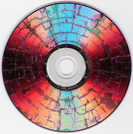 Optický disk zničený mikrovlnami (Brian0918, public domain)
