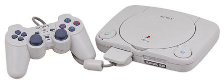 PlayStation 1 (foto Evan-Amos, CC-BY-SA)