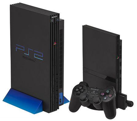 PlayStation 2 (foto Evan-Amos, public domain)