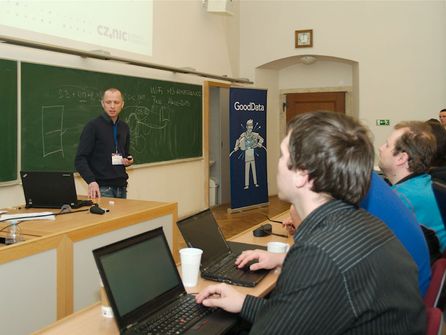 Adam Mikulič při přednášce o replikaci databází