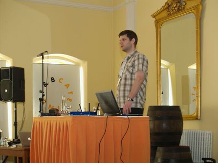 Bedřich Košata, před ním na stole router Turris a digitronový „displej“ s počtem aktivních routerů