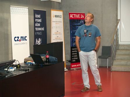 Tomáš Vondra při přednášce o výkonu PostgreSQL na různých souborových systémech