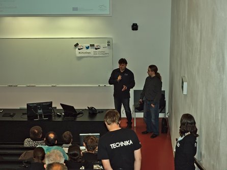 Lukáš Kolář a Lumír Balhar při přednášce na konferenci LinuxDays 2015