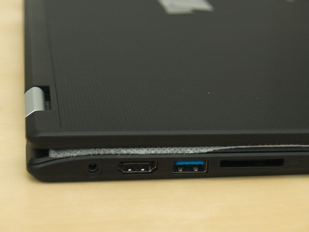 Levá strana – napájecí konektor, HDMI, USB 3.0 a slot pro SD kartu