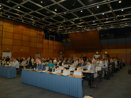 Účastníci konference sledují přednášku o phishingu