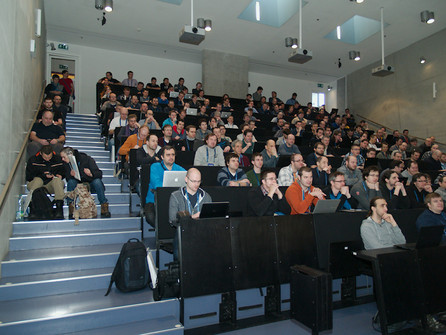 Účastníci konference sledují přednášku