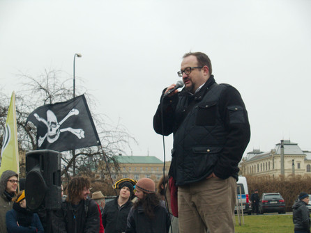 Josef Šlerka, odborník na analýzu dat ze sociálních sítí, hovoří na demonstraci