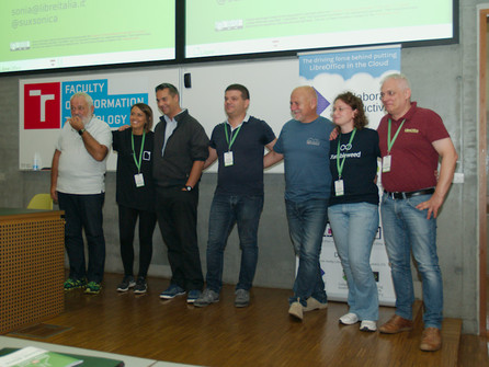 Sonia Montegiove (druhá zleva) a další představitelé skupiny LibreItalia na LibreOffice Conference 2016