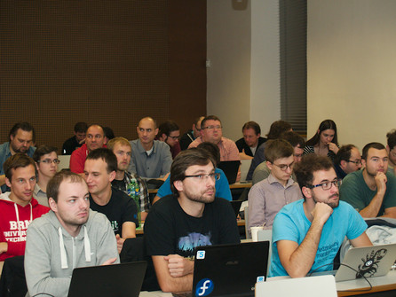 Účastníci workshopu o programování ESP8266 pomocí PlatformIO