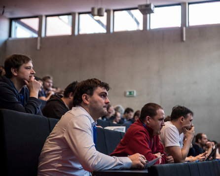 Účastníci konference sledují přednášku (foto: Martin Swiech)