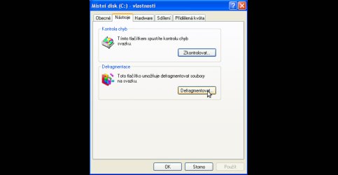 Záložka s možností defragmentace disku C: ve Windows XP