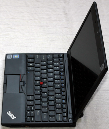 Otevřený ThinkPad X100e zprava