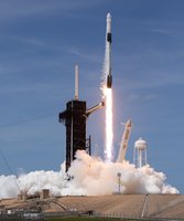Start rakety Falcon 9 s pilotovanou lodí Crew Dragon